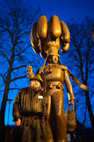 Binche festa de carnaval a Bèlgica Brussel·les. Estàtua inusual en els terrenys de la Col·legiata de Sant Ursmer, Binche, Hainaut, Valònia, Bèlgica. El carnaval de Binche és un esdeveniment que té lloc cada any a la ciutat belga de Binche durant el diumenge, dilluns i dimarts previs al Dimecres de Cendra. El carnaval és el més conegut dels diversos que té lloc a Bèlgica, a la vegada i s'ha proclamat, com a Obra Mestra del Patrimoni Oral i Immaterial de la Humanitat declarat per la UNESCO. La seva història es remunta a aproximadament el segle 14.
